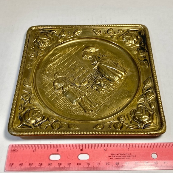 Vintage Victorian Couple Scene Brass Wall Hanging Art Plaque Elpec England Dogs - Picture 10 of 10